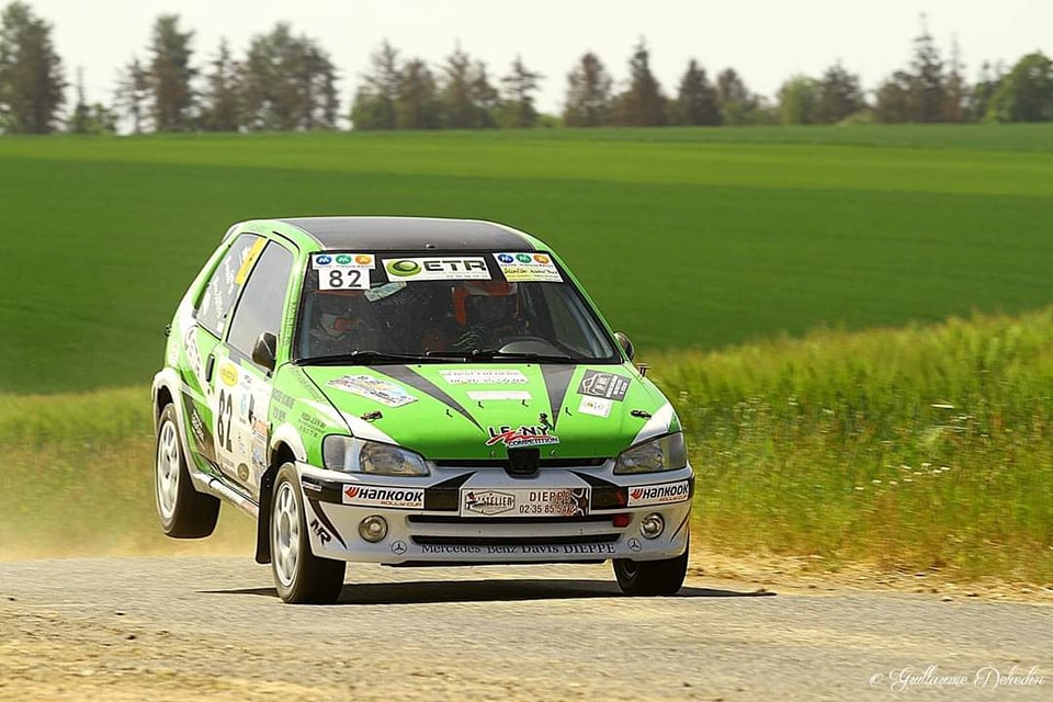 Peut être une image de voiture et route