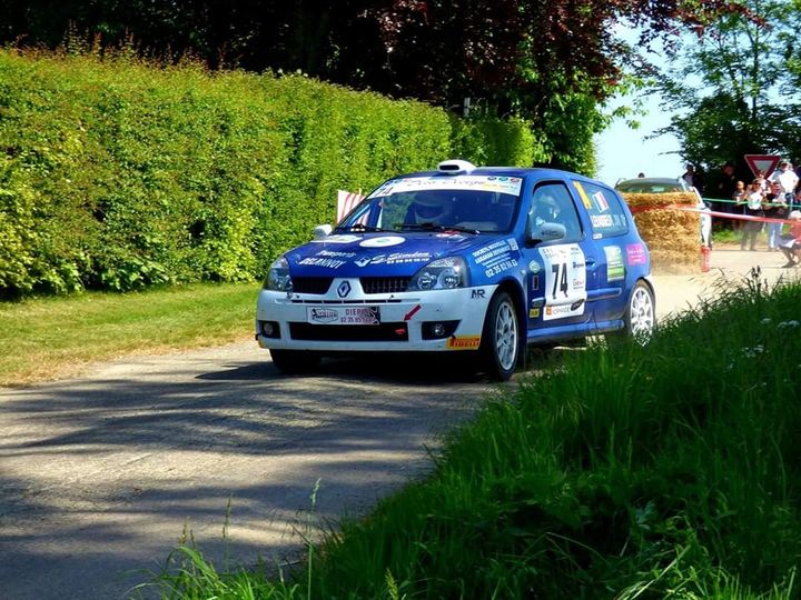 Peut être une image de 2 personnes, voiture et route