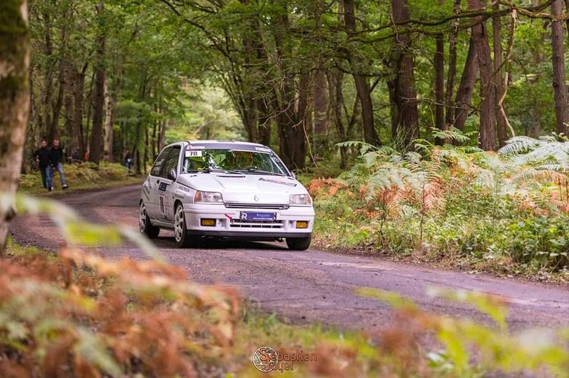 Peut être une image de 4 personnes, voiture et route