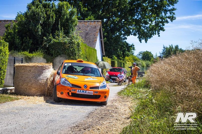 Peut être une image de 4 personnes et route