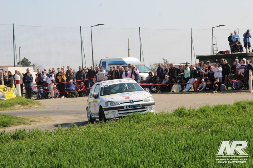 Peut être une image de 6 personnes, voiture, plein air et texte qui dit ’DEn 114 AR NORMANDIERALLYE.FR SYLVIE CARPENTIER’