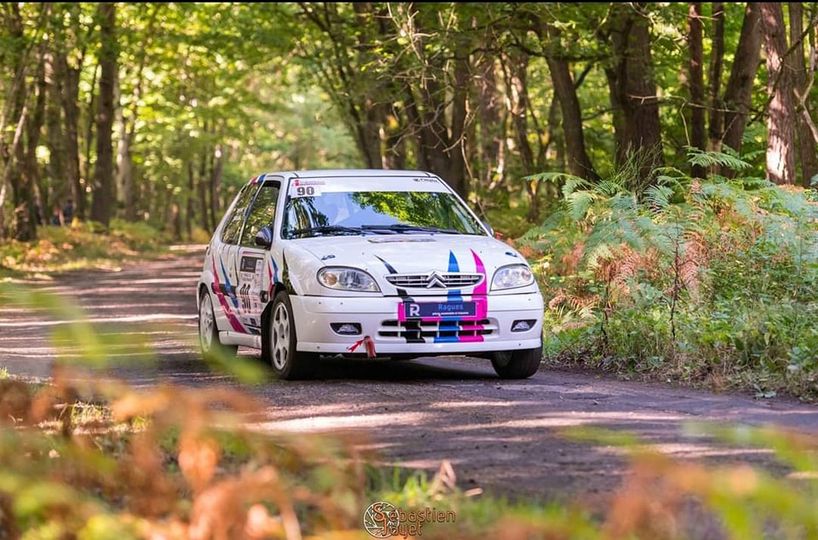 Peut être une image de voiture et route