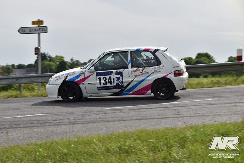 Peut être une image de voiture et route