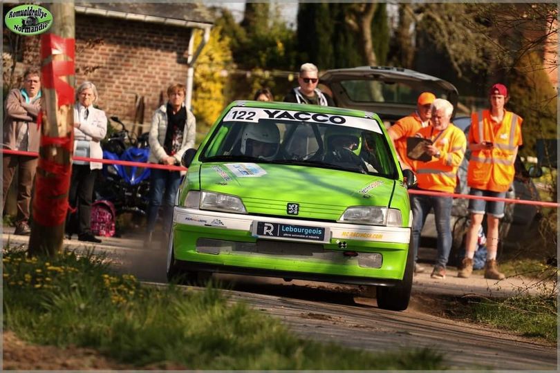 Peut être une image de 7 personnes, voiture et plein air