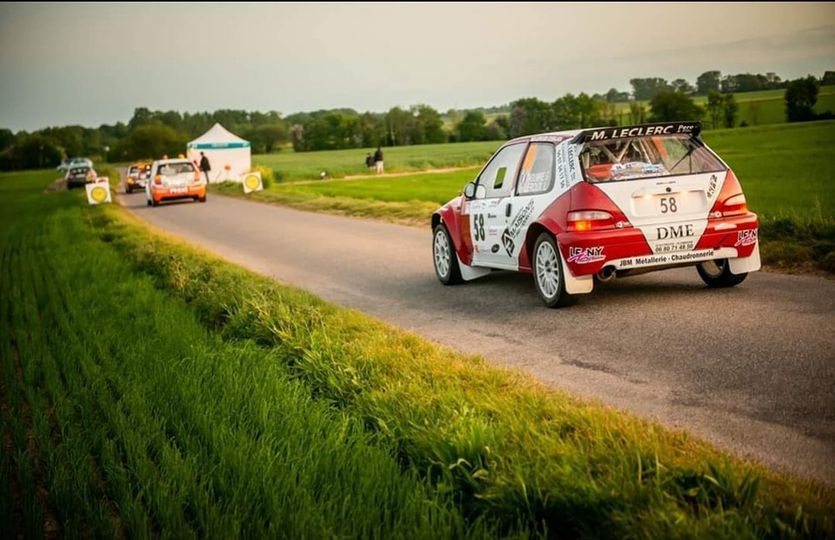 Peut être une image de 1 personne, voiture et route