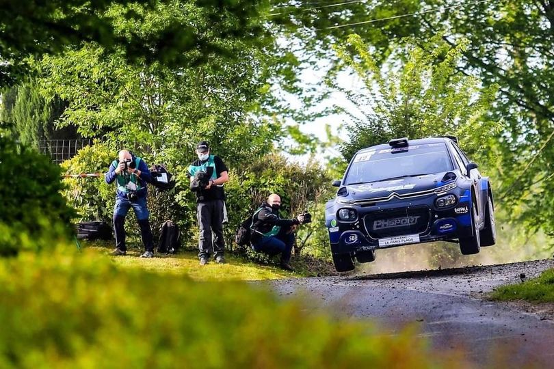 Peut être une image de 3 personnes et plein air