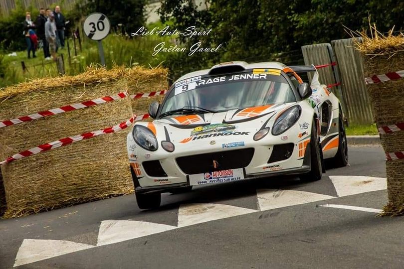 Peut être une image de 4 personnes, voiture et route