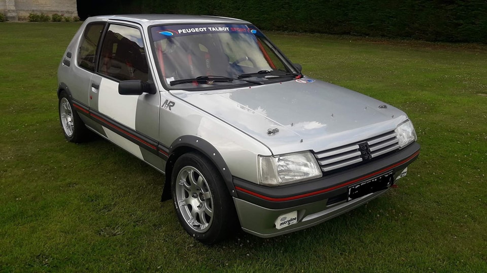 Peut être une image de voiture, plein air et texte qui dit ’PEUGEOT TALBOT AR’