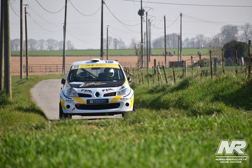 Peut être une image de voiture, herbe et route