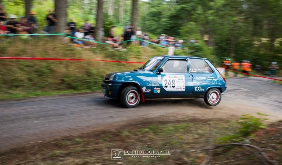 Peut être une image de voiture et plein air