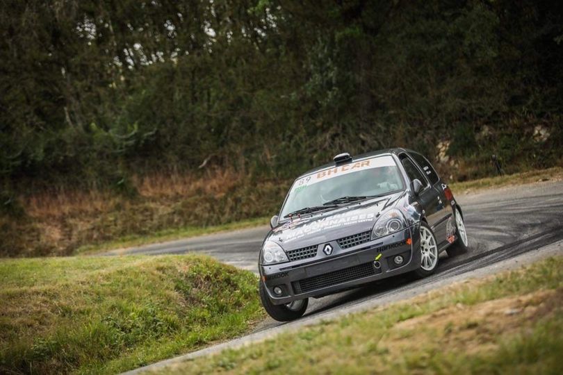 Peut être une image de voiture et route