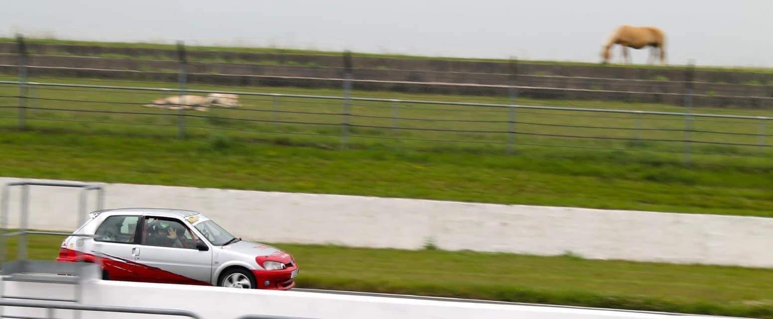 Peut être une image de voiture et route