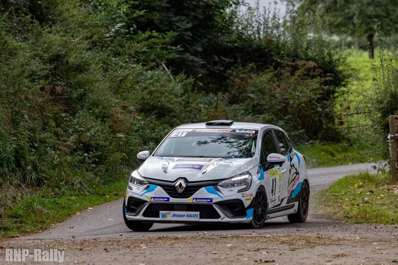 Peut être une image de voiture et route