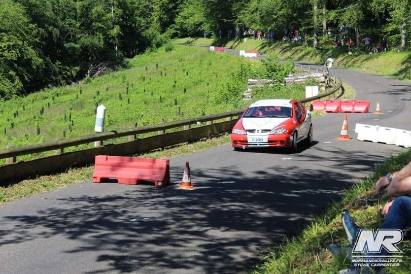 Peut être une image de 1 personne et route