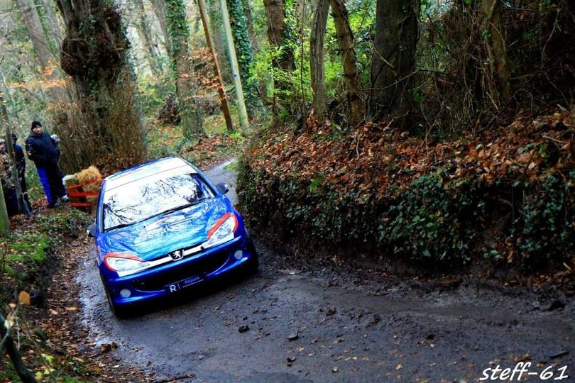 Peut être une image de 2 personnes, voiture, arbre, route et texte qui dit ’R steff-61’