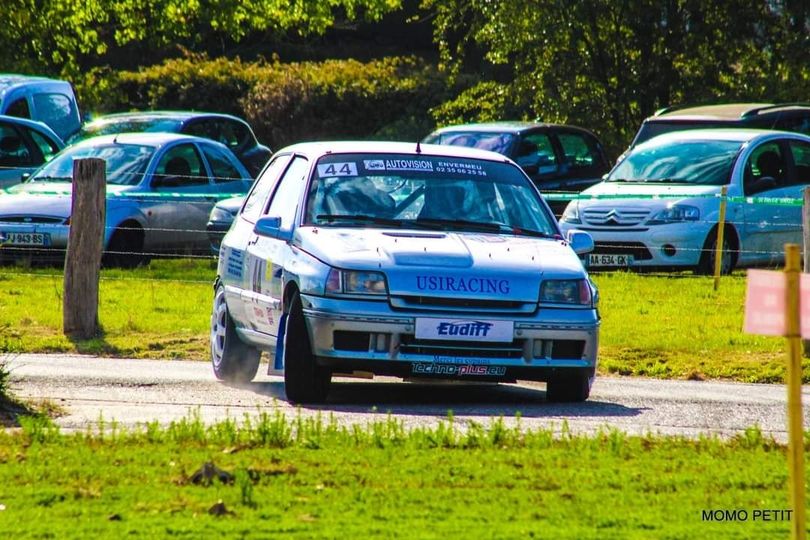 Peut être une image de voiture, plein air et texte qui dit ’44 C0 AUTOVISION EHYERMEU USIRACING Eudiff MOMO PETIT’