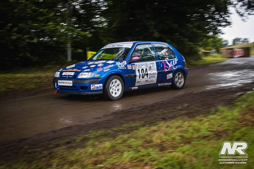 Peut être une image de voiture et route