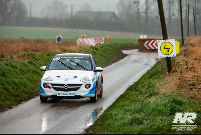 Peut être une image de voiture, route et texte qui dit ’108 Opel Motorsport 4 V Dieppe RALLYE AR NORM JORDAN HURE’