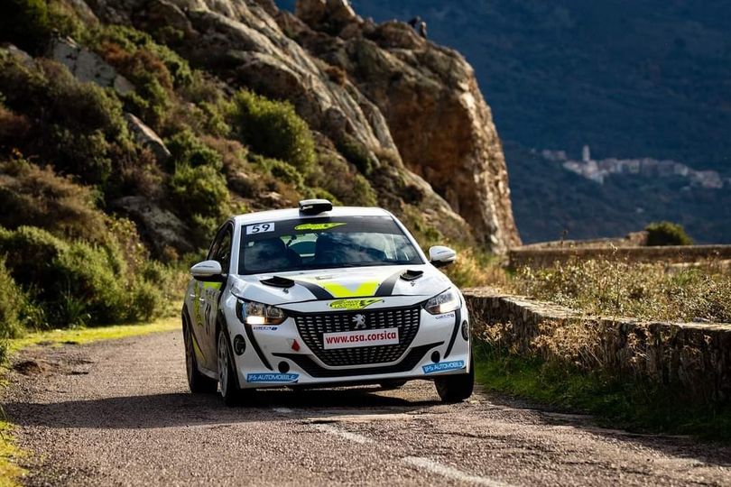 Peut être une image de voiture et route