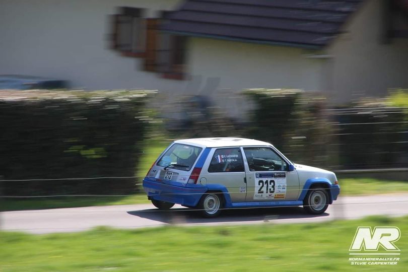 Peut être une image de voiture et route