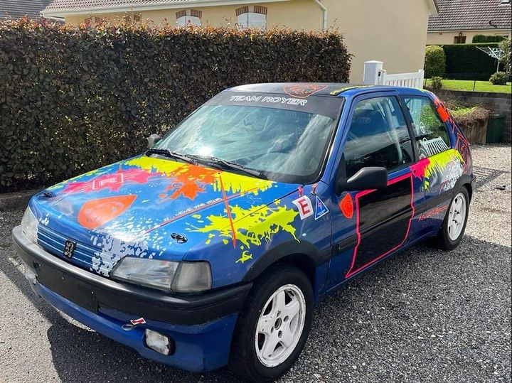 Peut être une image de voiture et plein air